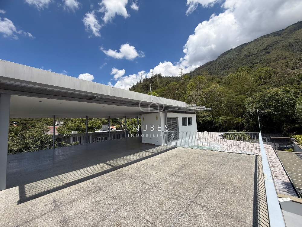 Casa de 03 niveles en Altamira